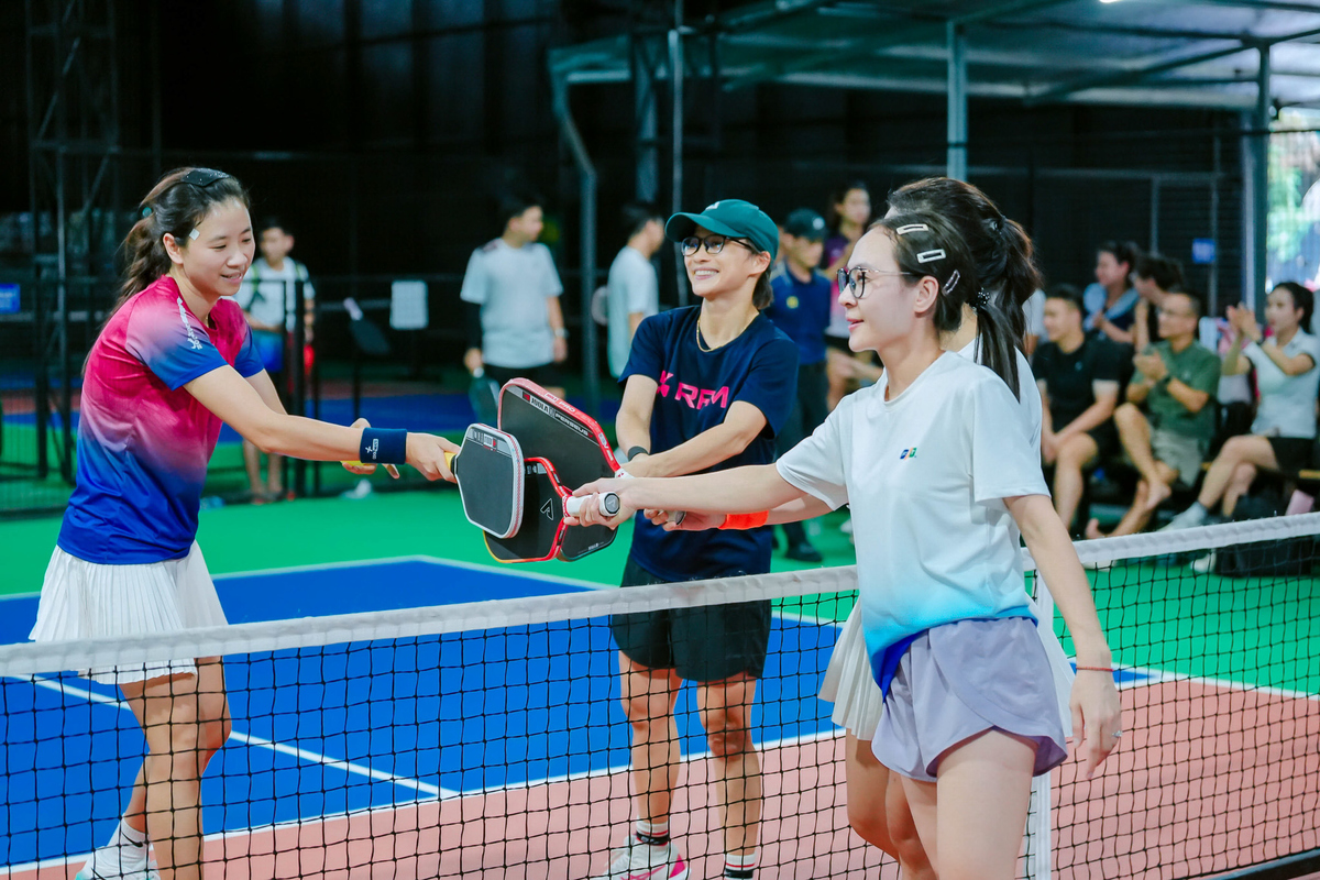 <p class="Normal"> Sau khi vượt qua những thử thách tại bán kết, cặp đôi FPT IS Đào Thị Phương - Đinh Thị Trang bước vào chung kết đôi nữ gặp <span>Trịnh Thị Thu Thảo - Bùi Thị Loan &lpar;Giáo dục FPT&rpar;</span>. Cặp đôi nhà Giáo nhanh chóng chiếm thế chủ động, liên tiếp ghi điểm bằng lối đánh chắc chắn và khả năng tận dụng cơ hội hiệu quả. Phía FPT IS nỗ lực giành lại quyền giao bóng, song khoảng cách ngày càng được nới rộng. Chung cuộc, cặp Giáo dục FPT giành chiến thắng <strong>15-5</strong>, khép lại hành trình chinh phục ngôi vô địch đôi nữ.</p>