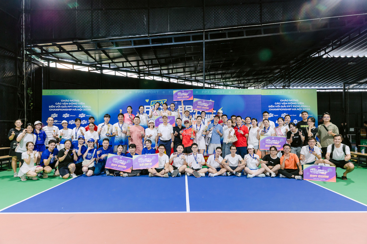 <p class="Normal" style="text-align:justify;"> Sau một ngày tranh tài sôi nổi, FPT Pickleball Championship HN 2026 chính thức khép lại với những chiếc cúp được trao cho các cặp VĐV xuất sắc ở bốn nội dung.</p> <p class="Normal" style="text-align:justify;"> Kết quả chung cuộc:<br /> <br /> <span>Tinh hoa: Vô địch Vũ Văn Thái - Trần Quang Huy &lpar;Viễn thông FPT&rpar;; Á quân Quản Đức Minh - Nguyễn Đức Duy &lpar;FPT IS&rpar;; đồng giải ba Trần Đăng Hòa - Nguyễn Văn Huyền &lpar;FPT IS&rpar; và Nguyễn Thế Kha - Phạm Văn Hùng &lpar;FPT Retail&rpar;.</span></p> <p class="Normal" style="text-align:justify;"> <span>Đôi nam: Vô địch Đinh Việt Anh - Trịnh Đức Anh &lpar;Phần mềm FPT&rpar;; Á quân Đỗ Kiều Đức An - Nguyễn Trường An &lpar;Giáo dục FPT&rpar;; đồng giải ba Trần Tất Đắc - Nguyễn Tiến Vũ &lpar;Phần mềm FPT&rpar; và Phạm Anh Tuấn - Phan Thái Minh &lpar;Viễn thông FPT&rpar;.</span></p> <p class="Normal" style="text-align:justify;"> <span>Đôi nam nữ: Vô địch Trần Ngọc Tân - Nguyễn Thị Minh Thúy &lpar;Viễn thông FPT&rpar;; Á quân Nguyễn Đức Long - Đàm Thị Bảo Ngọc &lpar;Phần mềm FPT&rpar;; đồng giải Ba Phan Vũ Thùy Trang - Lê Anh Tú &lpar;FPT Online&rpar; và Vũ Hải Anh - Nguyễn Thị Chi &lpar;Phần mềm FPT&rpar;.</span></p> <p class="Normal" style="text-align:justify;"> <span>Đôi nữ: Vô địch Trịnh Thị Thu Thảo - Bùi Thị Loan &lpar;Giáo dục FPT&rpar;; Á quân Đào Thị Phương - Đinh Thị Trang &lpar;FPT IS&rpar;; đồng giải ba Nguyễn Thị Hải Giang - Đoàn Phương Thảo &lpar;FPT Retail&rpar; và Nguyễn Thị Oanh - Phan Thị Tuyết &lpar;Phần mềm FPT&rpar;.</span></p> <p class="Normal" style="text-align:justify;"> Bên cạnh các giải chuyên môn, 4 giải Hoa khôi được trao cho Đàm Thị Bảo Ngọc &lpar;Phần mềm FPT&rpar;, Lê Thị Diệu &lpar;FPT HO&rpar;, Bùi Thị Hải Yến &lpar;Base&rpar; và Đào Thị Phương &lpar;FPT IS&rpar;. Danh hiệu Cổ động viên ấn tượng thuộc về Giáo dục FPT, khép lại ngày hội thể thao giàu năng lượng và tinh thần gắn kết của người FPT.</p>