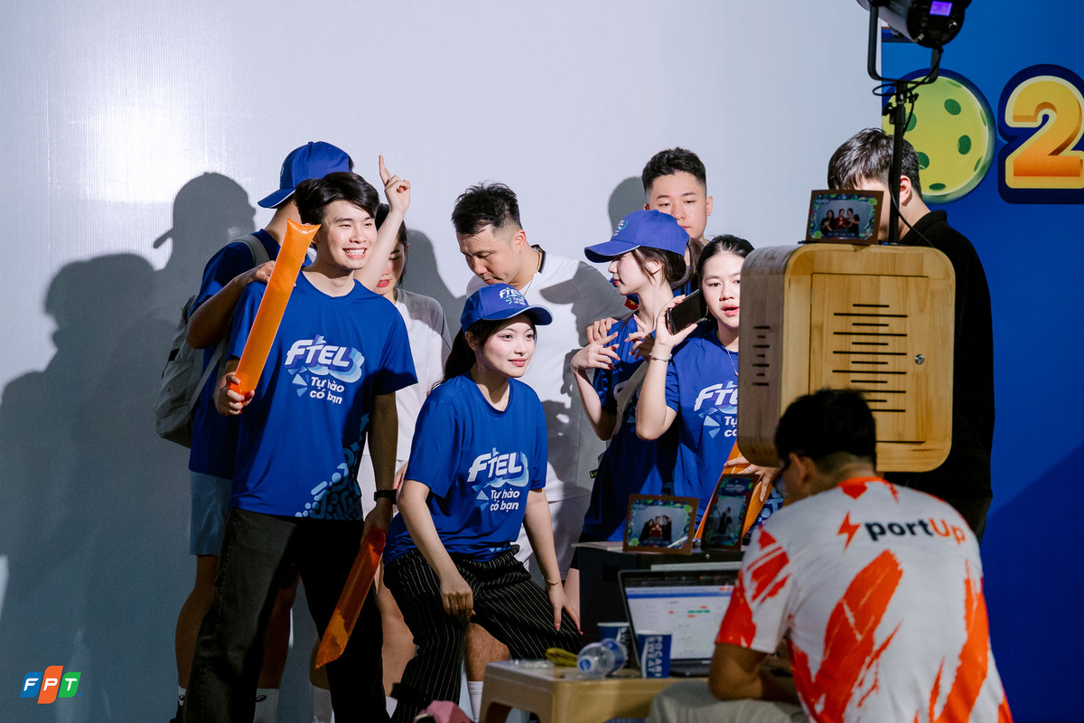 <p class="Normal" style="text-align:justify;"> Không chỉ có những màn tranh tài trên sân, FPT Pickleball Championship HN 2026 còn mang đến không gian chào mừng ngày Phụ nữ Việt Nam 20/10. Tại khu vực photobooth chụp ảnh lấy ngay, các nữ VĐV hào hứng tạo dáng trong trang phục thể thao, lưu giữ khoảnh khắc cùng đồng nghiệp và đồng đội. Những nụ cười rạng rỡ, những bức ảnh kỷ niệm góp thêm màu sắc cho ngày hội Pickleball. Đặc biệt, chị em còn có cơ hội tham gia bình chọn Hoa khôi của giải, bên cạnh các hoạt động tặng hoa và nhận quà từ BTC.</p>