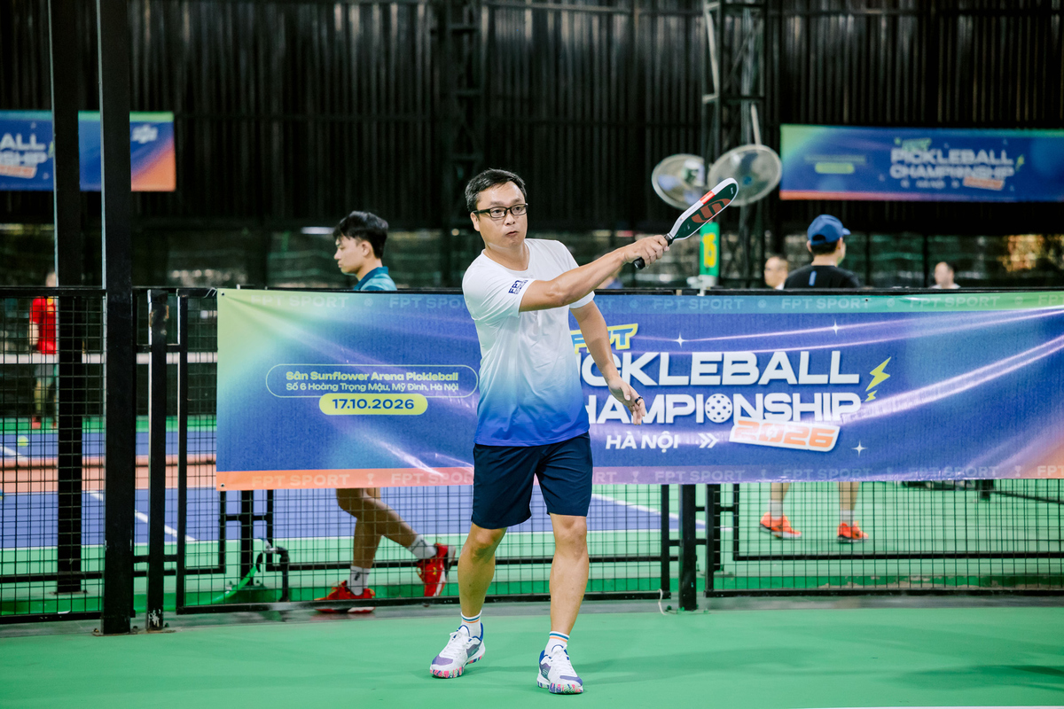 <p class="Normal" style="text-align:justify;"> Không chỉ là cuộc đua tranh cúp, FPT Pickleball Championship HN 2026 còn là nơi người FPT gặp nhau trong một bầu không khí sôi động, cởi mở và giàu tinh thần kết nối. Từ lãnh đạo đến CBNV, nhiều người tham gia đều mang theo tâm thế thi đấu hết mình nhưng vẫn đề cao niềm vui giao lưu và gắn bó với đồng nghiệp.</p> <p class="Normal" style="text-align:justify;"> Là một trong những lãnh đạo góp mặt ở nhánh tinh hoa, anh Đào Hồng Giang - Giám đốc Khối Tài chính - Ngân hàng, FPT IS - cho biết anh bước vào giải với tinh thần “quyết tâm chiến thắng”, không hề nhường nhịn trên sân. Dù vậy, anh vẫn không giấu được chút tiếc nuối khi để thua ở thời điểm quyết định: “Đội mình đã kéo lên đến 12 đều, rồi 13 đều, nhưng lại để mất hai quả cuối, hơi tiếc”. Bên cạnh đó, anh đánh giá cao không khí sôi động cùng sự chu đáo của BTC, và cho rằng các giải đấu thể thao nhà F giúp tăng thêm sự gắn kết giữa các lãnh đạo và đồng nghiệp ngoài công việc.</p> <p class="Normal" style="text-align:justify;"> Ở góc nhìn của một VĐV CBNV, Nguyễn Xuân Thanh Uyên, Viễn thông FPT ấn tượng với tinh thần thi đấu và sự nhiệt tình của mọi người trong suốt giải đấu. “Đây không chỉ là một giải đấu thể thao mà còn là dịp để mọi người gắn kết với nhau hơn”, Uyên chia sẻ. Với nữ VĐV, việc tham gia giải năm nay không chỉ là thử sức với pickleball, mà còn là cơ hội để rèn luyện sức khỏe, giải tỏa căng thẳng và có thêm những trải nghiệm đáng nhớ cùng đồng nghiệp.</p>