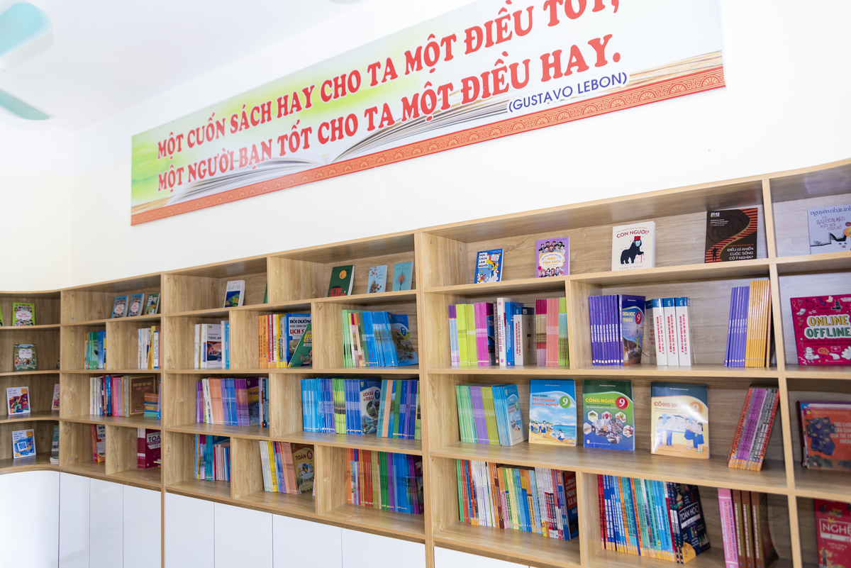 <p class="Normal" style="text-align:justify;"> Sau chương trình cải tạo, thư viện được khoác lên diện mạo hoàn toàn mới. Những bức tường được sơn lại với màu sắc tươi sáng, không gian được trang trí sinh động, phù hợp với lứa tuổi học sinh THCS. Bàn ghế, tủ sách được sắp xếp lại khoa học, tạo những góc đọc thân thiện để học sinh lớp 6 đến lớp 9 có thể tìm thấy sự thoải mái khi bước vào thư viện.</p>