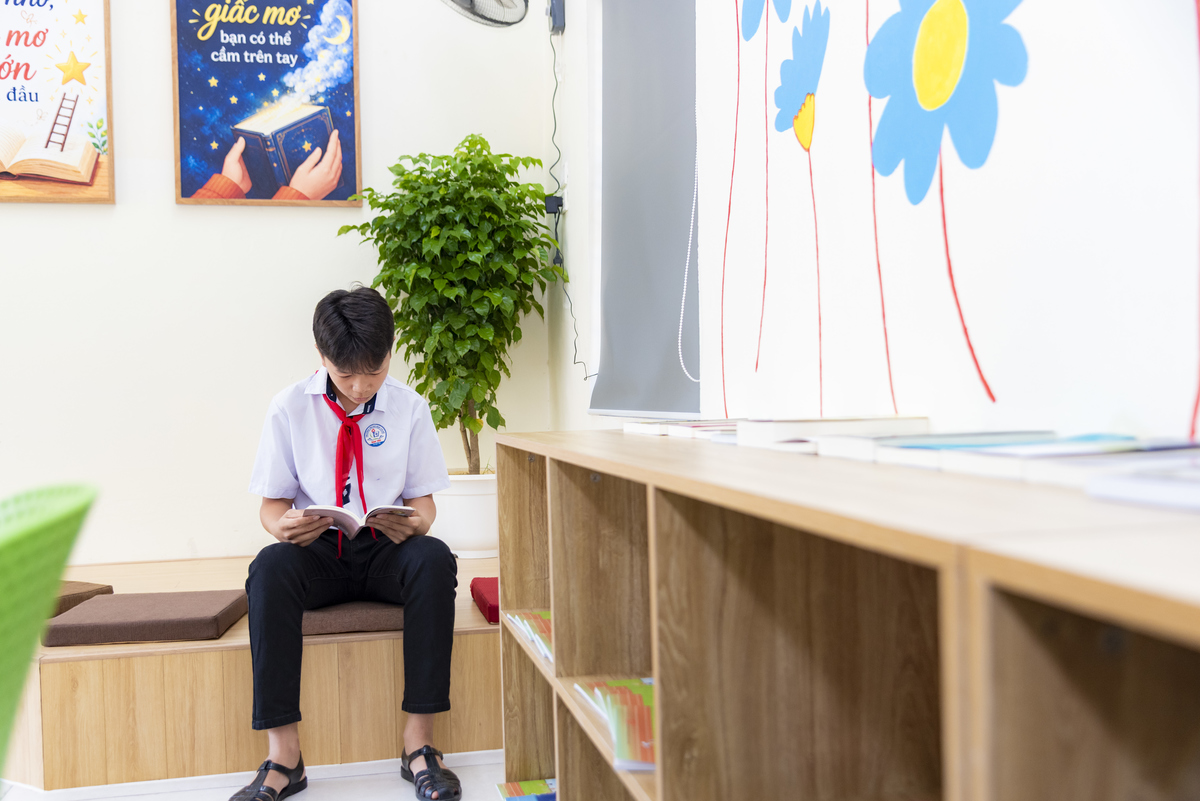 <p class="Normal" style="text-align:justify;"> Một trong những thay đổi dễ nhận thấy là không gian ngồi đọc được bố trí gần gũi, phù hợp với học sinh. Những giá sách được sắp xếp vừa tầm, cách bài trí nhiều màu sắc khiến thư viện không còn là một căn phòng chỉ để “cất sách”, mà trở thành nơi các em có thể ngồi lại, đọc một câu chuyện, tìm hiểu một chủ đề hoặc đơn giản là dành vài phút yên tĩnh cho một cuốn sách yêu thích.</p>