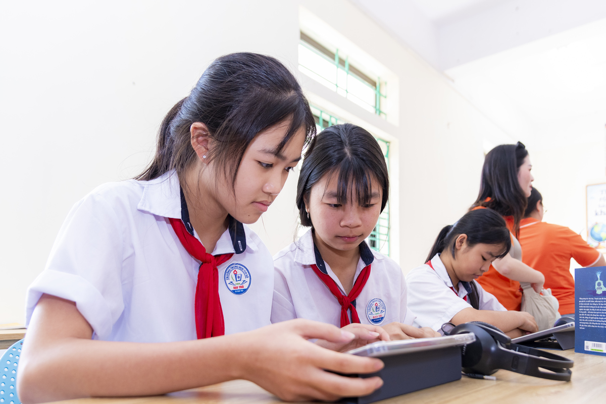 <p class="Normal" style="text-align:justify;"> Điểm mới đáng chú ý nhất là sự xuất hiện của 15 máy tính bảng, tai nghe cùng các tài khoản học tập trực tuyến. Một góc không gian được dành để học sinh trải nghiệm phần mềm học thông minh Vuihoc, đưa công nghệ vào gần hơn với việc học hằng ngày.</p>