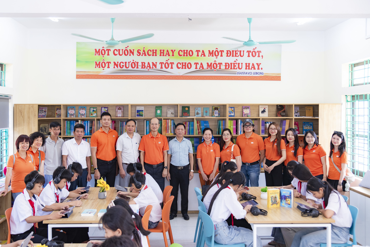 <p class="Normal" style="text-align:justify;"> Với tổng mức hỗ trợ 250 triệu đồng, FPT đã cải tạo không gian thư viện, trang bị lại tủ sách, bàn ghế, điều hòa, rèm chắn sáng; bổ sung 1.000 đầu sách, 15 máy tính bảng và tai nghe cùng các tài khoản học tập trực tuyến; đồng thời trao hơn 500 phần quà là đồ dùng học tập cho học sinh toàn trường.</p> <p class="Normal" style="text-align:justify;"> Thư viện mới vì thế không chỉ “thay áo”. Quan trọng hơn, nơi đây đang được trao thêm những công cụ để thay đổi cách học, cách đọc và cách tiếp cận tri thức của học sinh Vĩnh Thành. Từ những trang sách đến màn hình máy tính bảng, từ góc đọc nhỏ đến kho tri thức trực tuyến, mỗi thay đổi đều hướng tới một mục tiêu: giúp các em có thêm cơ hội học tập, khám phá và nuôi dưỡng những ước mơ của riêng mình.</p>