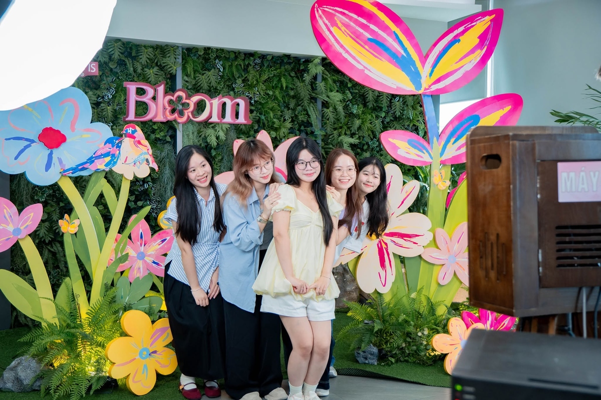 <p class="Normal" dir="ltr" style="text-align:justify;"> Với chủ đề “Bloom - Rực rỡ theo cách của riêng em”, FPT IS mang đến chuỗi hoạt động tôn vinh và chăm sóc toàn diện cho các nữ CBNV kéo dài từ ngày 13/10. Không gian văn phòng khoác lên diện mạo rực rỡ với khu decor Fairy Garden cùng photobooth chụp ảnh lấy ngay. Chị em hai miền được đắm mình trong chuỗi workshop trải nghiệm phong phú: từ tạo kiểu tóc công sở, khám tư vấn sức khỏe, múa dân gian "Gieo duyên" tại Hà Nội đến tự tay sáng tạo móc khóa nón lá truyền thống tại TP HCM.</p> <p class="Normal" dir="ltr" style="text-align:justify;"> Bên cạnh đó, sức hút của 20/10 còn lan tỏa mạnh mẽ trên không gian mạng qua cuộc thi ảnh "Em rạng rỡ", nhận được sự hưởng ứng nồng nhiệt của đông đảo phái đẹp và sự cổ vũ nhiệt tình từ các nam đồng nghiệp. Đặc biệt trong sáng 20/10, ngày hội khép lại trọn vẹn khi các nữ CBNV nhà Hệ thống được chào đón bằng những ly trà sữa ngọt ngào cùng loạt minigame khuấy động không khí rộn rã đầu tuần.</p>
