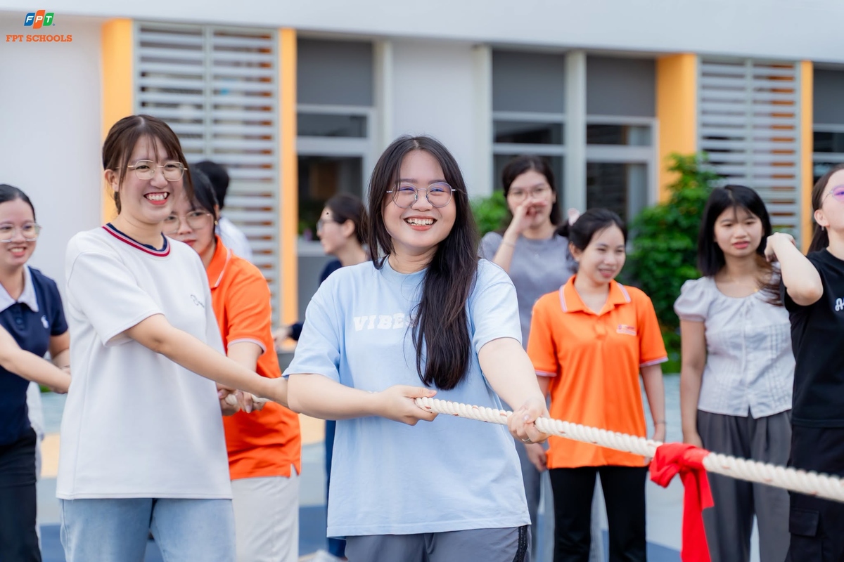 <p class="Normal" dir="ltr" style="text-align:justify;"> “Sắc hồng” 20/10 tiếp tục ngập tràn nhà Giáo dục FPT. Không khí Ngày Phụ nữ Việt Nam lan tỏa khắp các đơn vị trên cả nước, mang theo những gam màu tươi tắn và nhiều hoạt động ý nghĩa dành tặng phái đẹp. Đặc biệt, Hệ thống Phổ thông FPT &lpar;FPT Schools&rpar; lựa chọn chủ đề “Pink Day”, khoác lên các cơ sở sắc hồng rực rỡ, gửi gắm thông điệp yêu thương, trân trọng và tôn vinh những đóng góp của chị em trong công việc cũng như cuộc sống.</p> <p class="Normal" dir="ltr" style="text-align:justify;"> Không chỉ ngập tràn hoa tươi và những món quà bất ngờ, nhiều đơn vị của nhà Giáo dục còn khuấy động không khí ngày lễ bằng loạt hoạt động thể thao, hội thi cắm hoa cùng những chương trình giao lưu, gắn kết. Mỗi hoạt động mang một màu sắc riêng nhưng đều chung mục đích trao gửi niềm vui, sự quan tâm và những lời chúc tốt đẹp đến các nữ cán bộ, giảng viên, giáo viên, nhân viên nhà F nhân ngày đặc biệt.<br /> <br /> Ảnh: Hoạt động vui chơi nhân dịp 20/10 tổ chức tại FPT School Sóc Trăng &lpar;TP Cần Thơ&rpar;</p>
