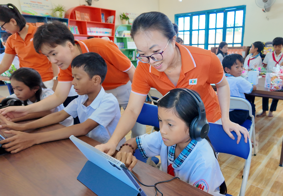 <p class="Normal"> Dưới sự hướng dẫn tận tình của các cô chú Phần mềm FPT, học sinh hào hứng trải nghiệm các thiết bị công nghệ, khám phá kho học liệu số phong phú và làm quen với những phương thức học tập hiện đại.</p>