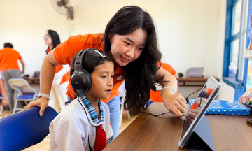 Niềm vui đón thư viện FPT 38 của thầy trò vùng cao Lâm Đồng