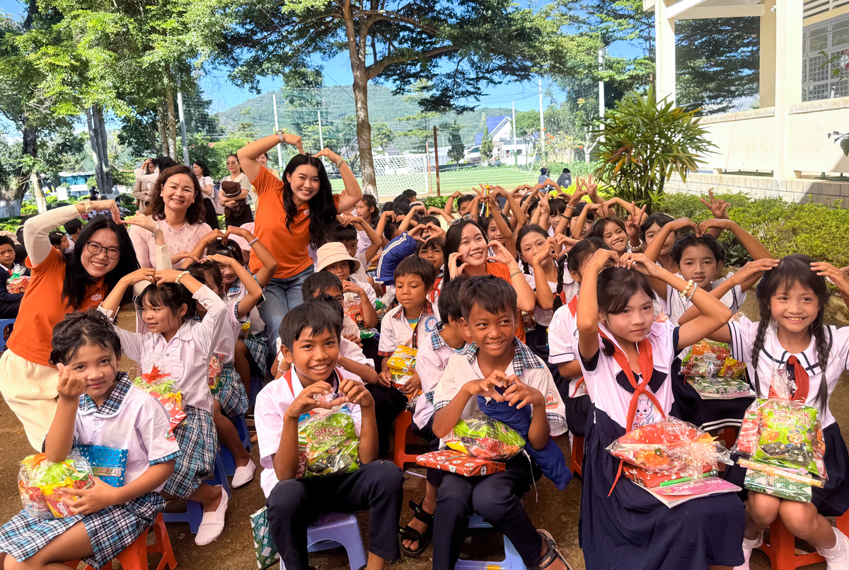 <p class="Normal"> Dịp này, gần 600 phần quà gồm đồ dùng học tập, bánh kẹo và sữa cũng được cô chú FPT trao tận tay các em học sinh, góp thêm niềm vui trong ngày đón thư viện mới.</p>