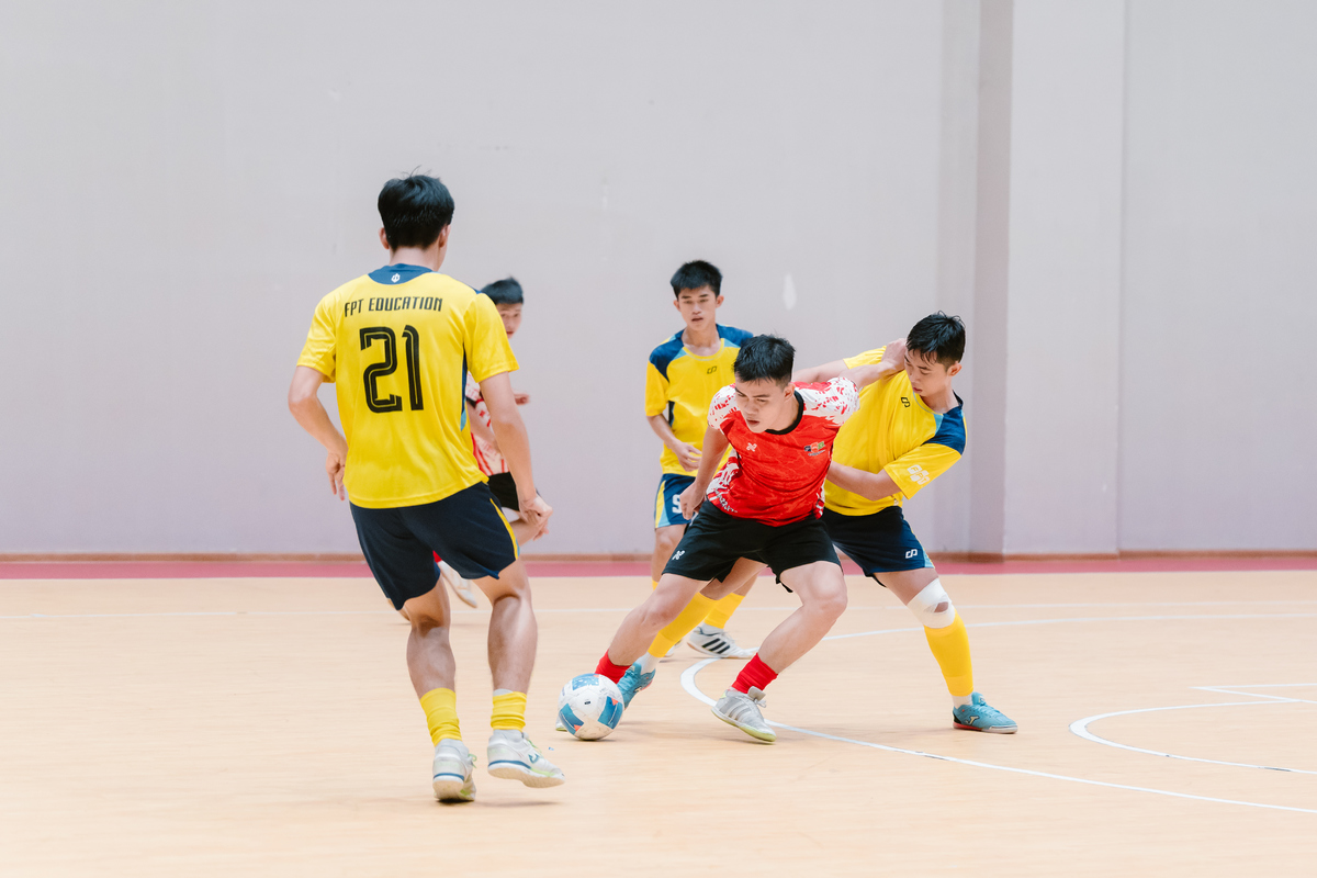 <p class="Normal" style="text-align:justify;"> Trận bán kết cúp Vàng đầu tiên giữa FTEL 2 &lpar;đỏ&rpar; và FEDU 1 &lpar;vàng&rpar; diễn ra căng thẳng ngay từ đầu với thế trận đôi công liên tục. Sau quãng thời gian giằng co, FTEL 2 vươn lên dẫn trước ở phút 17, khi Phạm Phú Tài tận dụng cơ hội để mở tỷ số 1-0. Bàn thắng giúp đại diện nhà Viễn thông chiếm lợi thế trong hiệp một, nhưng khoảng cách mong manh không đủ để họ yên tâm trước sức ép ngày một lớn từ FEDU 1.</p>