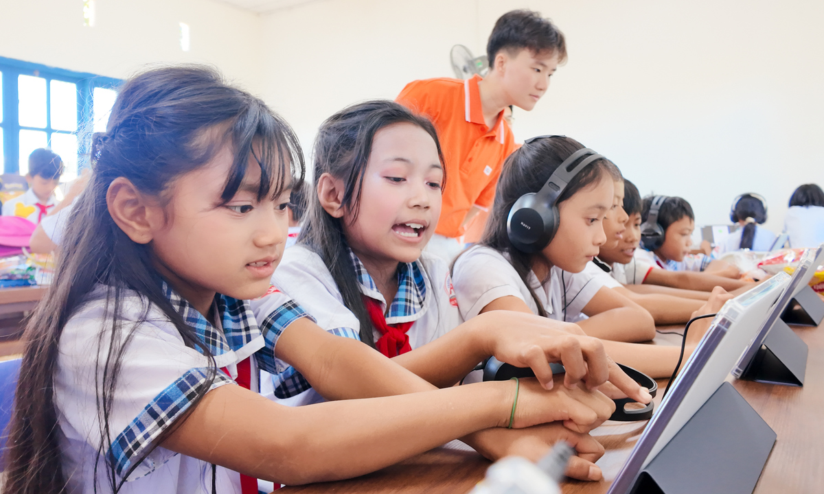 <p> <span>Đặc biệt, thư viện còn được trang bị 15 máy tính bảng, tai nghe cùng tài khoản học trực tuyến trên nền tảng Vuihoc. </span><span>FPT còn trao tặng 20 bộ máy tính, 10 quạt máy, hệ thống máy lọc nước và các thùng rác phân loại, góp phần cải thiện điều kiện học tập, sinh hoạt cho thầy trò.</span></p>