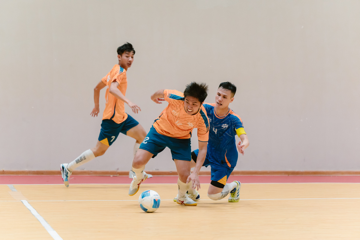 <p class="Normal" style="text-align:justify;"> Bán kết cúp Vàng còn lại là màn so tài giữa FSOFT 1 &lpar;xanh&rpar; và FSOFT 2 &lpar;cam&rpar;, một cuộc “nội chiến” của nhà Phần mềm. Hai đội nhập cuộc thận trọng nhưng vẫn giữ tốc độ cao trong từng pha tranh chấp. Sau nhiều nỗ lực, FSOFT 1 là đội tạo khác biệt trước với bàn mở tỷ số của Lưu Quang Minh ở phút 18, qua đó khép lại hiệp đầu với lợi thế dẫn bàn.</p>