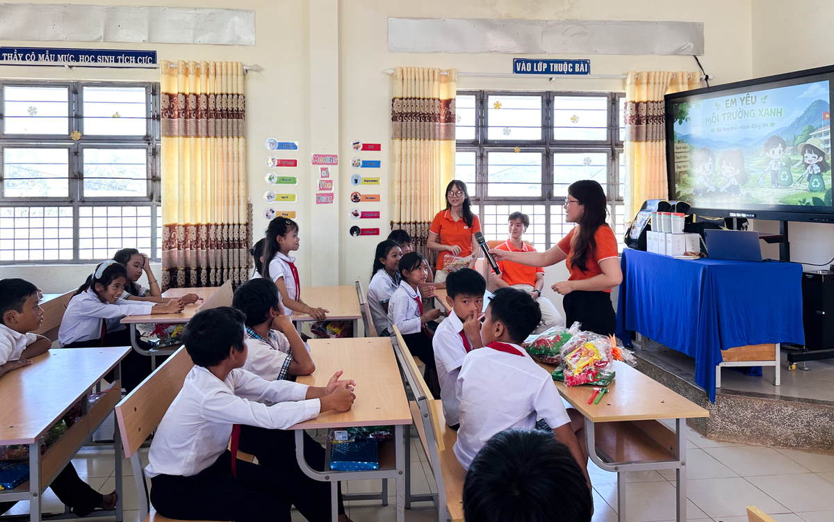 <p class="Normal" dir="ltr"> Không dừng lại ở việc cải thiện cơ sở vật chất, đại diện FPT còn tổ chức giao lưu, hướng dẫn ứng dụng trí tuệ nhân tạo &lpar;AI&rpar; vào học tập. </p>