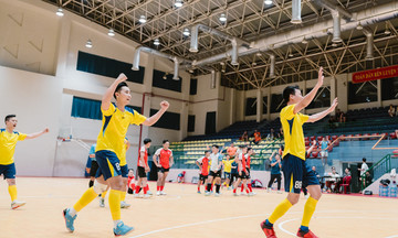 FPT Futsal HCM 2026: vượt qua trận đấu 4 thẻ đỏ, FEDU 1 vào chung kết gặp FSOFT 1