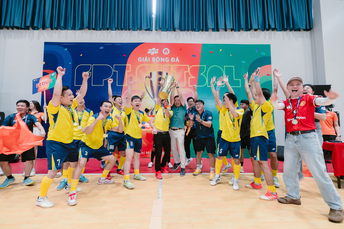 <p class="Normal"> Trải qua 6 ngày thi đấu cùng với loạt trận cầu cảm xúc, hành trình FPT Futsal HCM 2026 đã chính thức khép lại với các danh hiệu tập thể và cá nhân:</p> <p class="Normal"> Cúp Vàng: Vô địch FEDU 1; Á quân FSOFT 1; hạng Ba FTEL 2; hạng Tư FSOFT 2.</p> <p class="Normal"> Cúp Bạc: Vô địch FRT; Á quân FHO; hạng Ba FPTs; hạng Tư FPT IS.</p> <p class="Normal"> Cầu thủ thi đấu ấn tượng: Nguyễn Ngọc Thanh Phú - FEDU 1.</p> <p class="Normal"> Thủ môn xuất sắc nhất: Ngô Đình Năng - FEDU 1.</p> <p class="Normal"> Vua phá lưới: Ngô Quốc Thắng - FPTs và Phạm Phú Tài - FTEL 2.</p> <p class="Normal"> Hội cổ động viên sôi động: FPT Software.</p> <p class="Normal"> Khép lại mùa giải thứ 25 của FPT Futsal HCM, FEDU 1 trở lại ngôi vô địch sau hơn một thập kỷ chờ đợi, kết thúc hành trình giàu cảm xúc của mùa giải năm nay.</p>