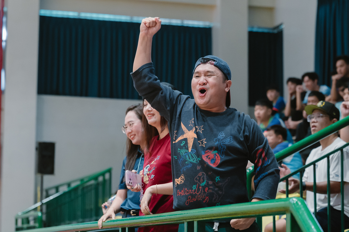 <p class="Normal" style="text-align:justify;"> Sáng 25/10, <span>FPT Futsal HCM 2026</span> bước vào ngày tranh tài cuối cùng với bầu không khí sôi động từ sớm. Các đội bước ra sân cho loạt trận tranh hạng Ba và chung kết trong tiếng cổ vũ liên tục từ khán đài, khép lại hành trình kéo 1 tháng của mùa giải năm nay. Bốn trận đấu cuối cùng mang đến tổng cộng 25 bàn thắng, xác định đầy đủ thứ hạng ở cả hai nhánh cúp Vàng và cúp Bạc.</p>