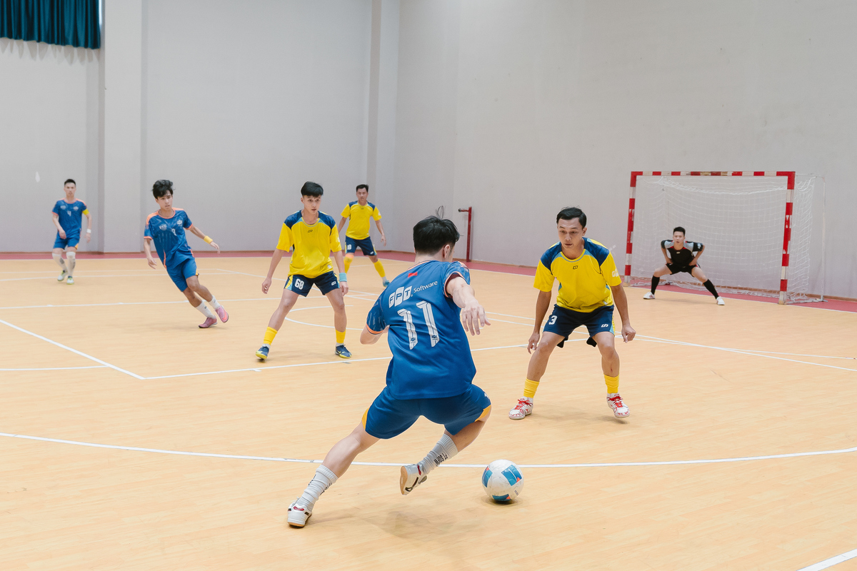 <p class="Normal" style="text-align:justify;"> Trận chung kết cúp Vàng giữa FEDU 1 &lpar;vàng&rpar; và FSOFT 1 &lpar;xanh&rpar; diễn ra đúng kỳ vọng của một trận đấu đỉnh cao. FEDU 1 nhập cuộc chủ động và sớm vượt lên dẫn trước ở phút 3 nhờ pha lập công của Nguyễn Ngọc Thanh Phú. Trong thế trận đôi công, đội bóng Giáo dục tiếp tục tận dụng cơ hội hiệu quả để Mai Hữu Thức nâng tỷ số lên 2-0 ở phút 17, tạo lợi thế lớn trước giờ nghỉ.</p>