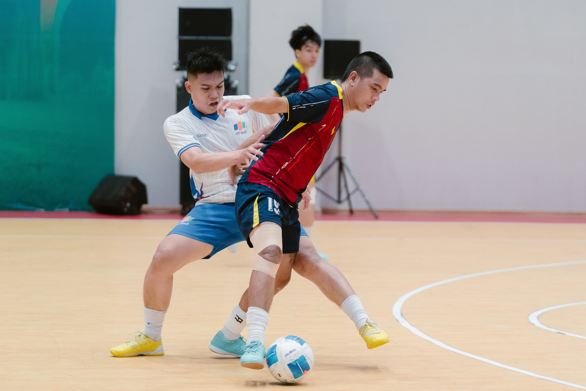 <p class="Normal" style="text-align:justify;"> Trong khi đó, chung kết cúp Bạc chứng kiến thế trận một chiều khi FRT &lpar;trắng&rpar; liên tục tạo sức ép về phía khung thành FHO &lpar;đỏ đen&rpar;. Trong những phút đầu, FHO vẫn cố gắng chống đỡ và chờ cơ hội phản công, nhưng sau quãng thời gian ép sân liên tục, FRT đã tìm được bàn mở tỷ số ở phút 18 do công của Võ Thanh Giảng.</p>