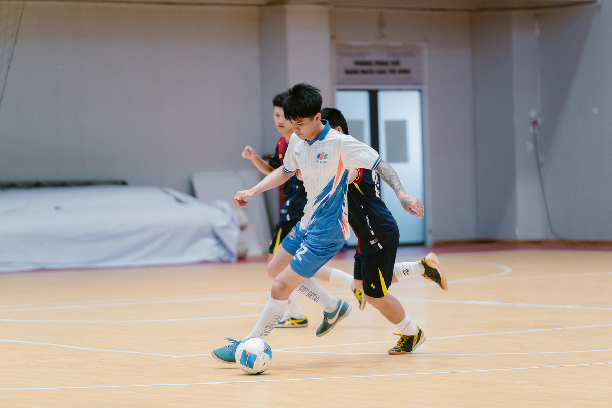 <p class="Normal" style="text-align:justify;"> Bàn thắng đầu tiên giúp FRT chơi hưng phấn hơn. Chỉ hai phút sau, Lê Văn Thông nhân đôi cách biệt lên 2-0. Sang hiệp hai, đội bóng áo trắng tiếp tục tận dụng tốt khoảng trống và sự thiếu chắc chắn bên phía đối phương để Phạm Đình Nhân ghi liền hai bàn ở phút 27 và 28, trước khi Lê Văn Thông hoàn tất cú đúp ở phút 31, ấn định chiến thắng 5-0. FRT trở thành nhà vô địch cúp Bạc sau chiến thắng áp đảo.</p>